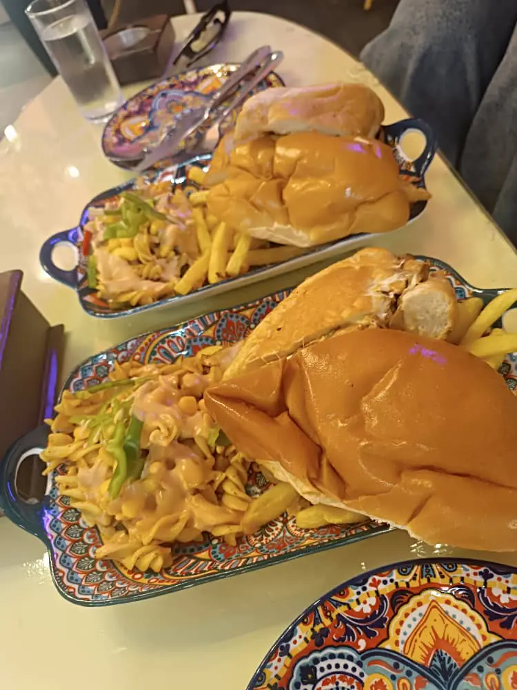 مكان رايق كمقهى أكثر منه مطعم و أركيلتو ظريفة.