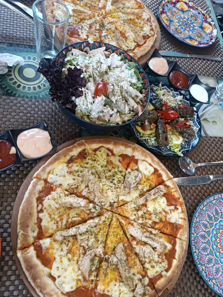 مكان رايق كمقهى أكثر منه مطعم و أركيلتو ظريفة.