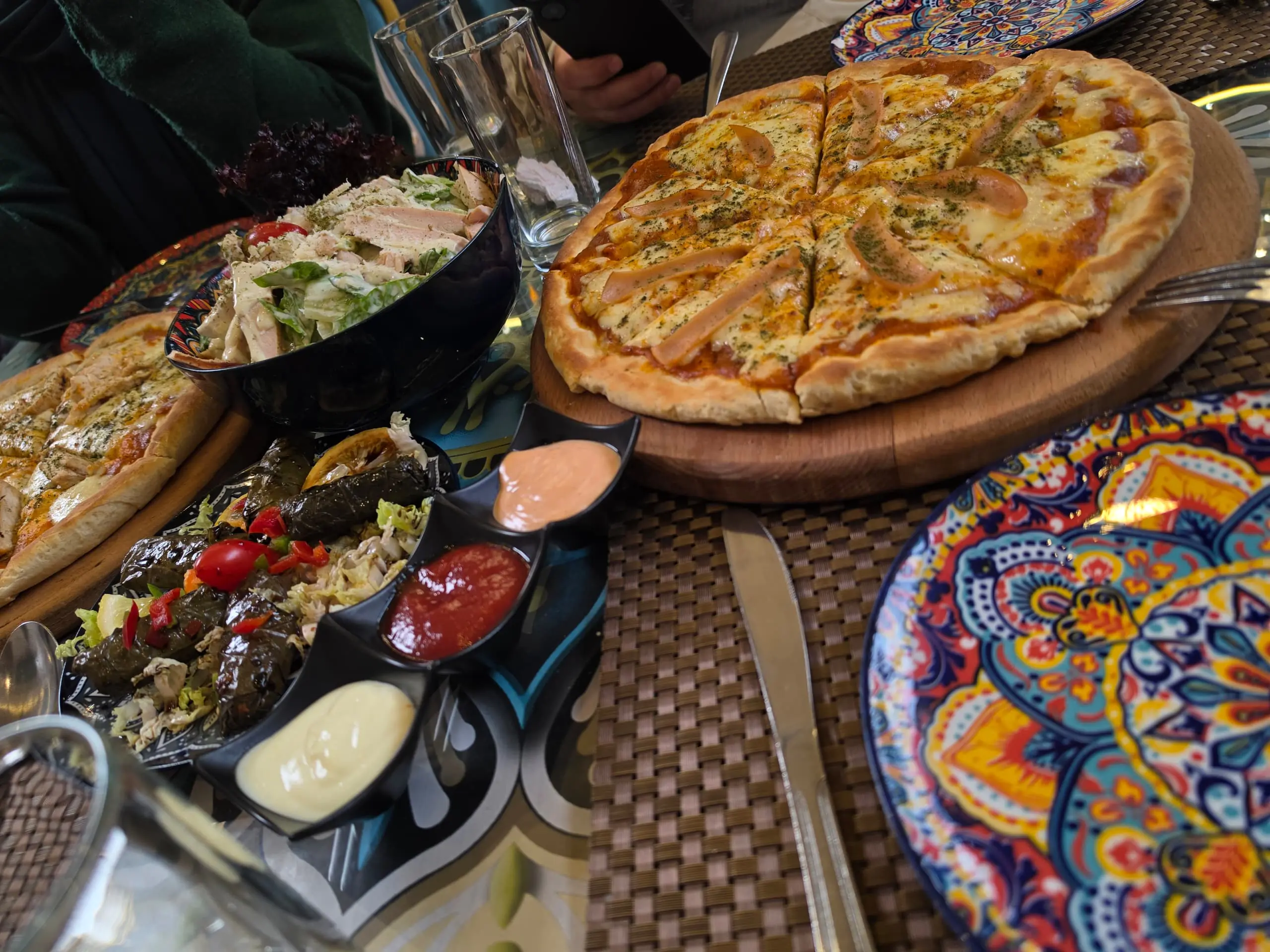 مكان رايق كمقهى أكثر منه مطعم و أركيلتو ظريفة.