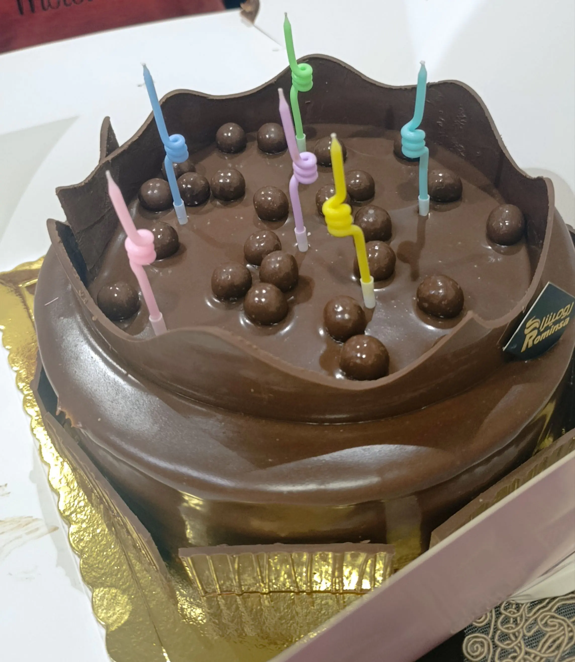 بحب الكيك والبوظة عندو كتير 💜