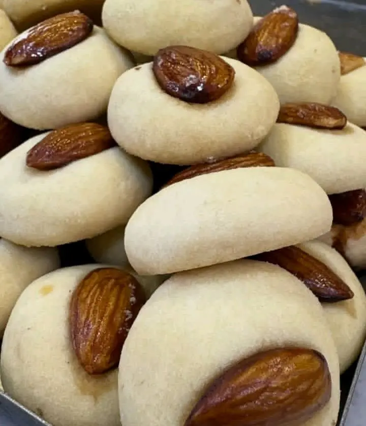 غريبة عالأول